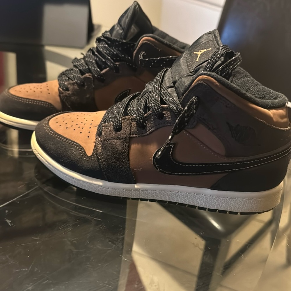 Jordan 1 Mid (youth size) 3Y